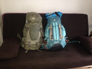 Photo de deux sacs à dos pour faire un voyage autour du monde.