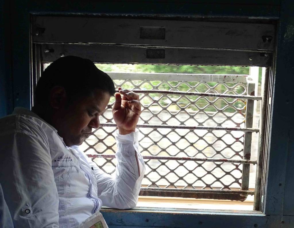 Un Indien dort dans un train a Mumbai en Inde