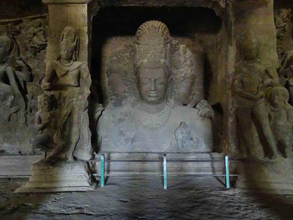 Une statue de shiva a elephanta island a Mumbai en Inde