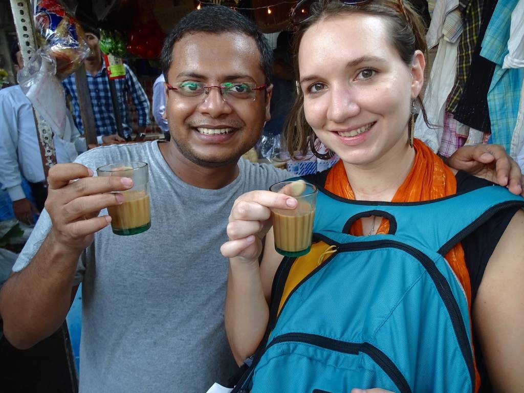 Un indien et une touriste boivent un masala chai a mumbai en inde
