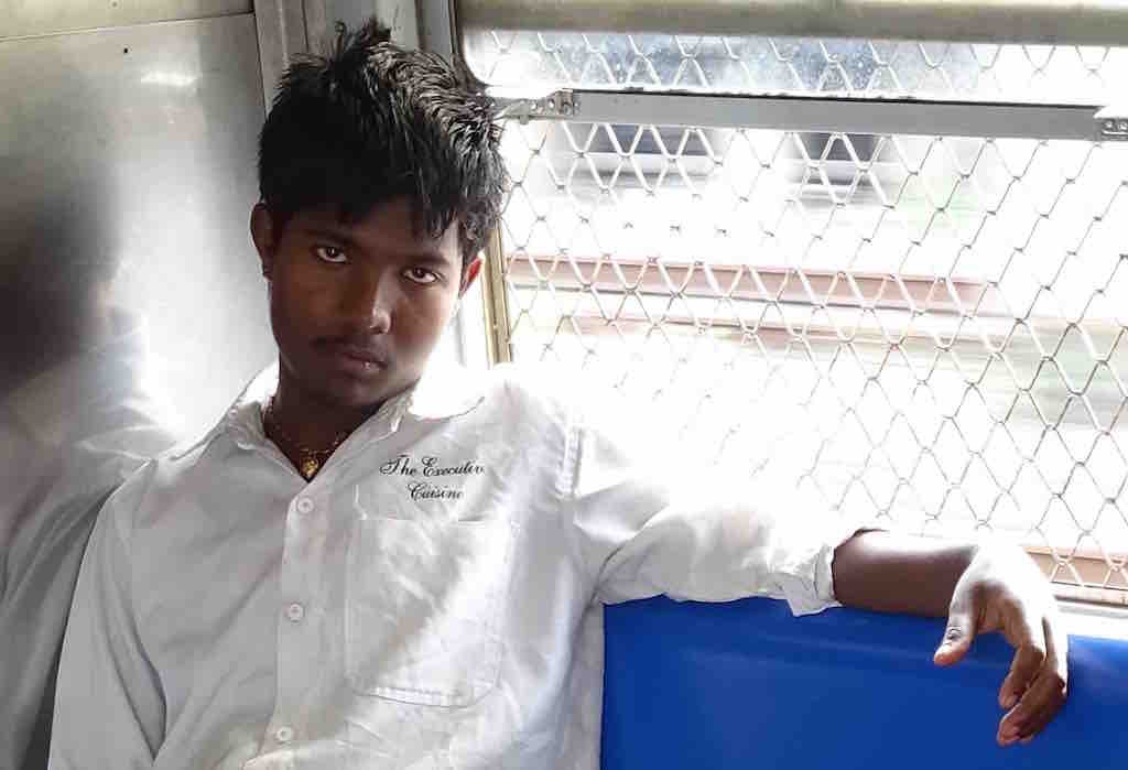 Un Indien dans le train a Mumbai en Inde