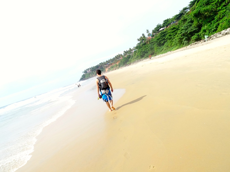 Une photo de plage a varkala en Inde