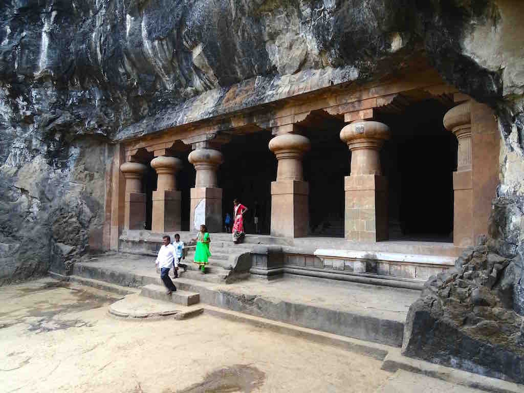 Photo des cavernes sculptees a elephanta island a mumbai en inde