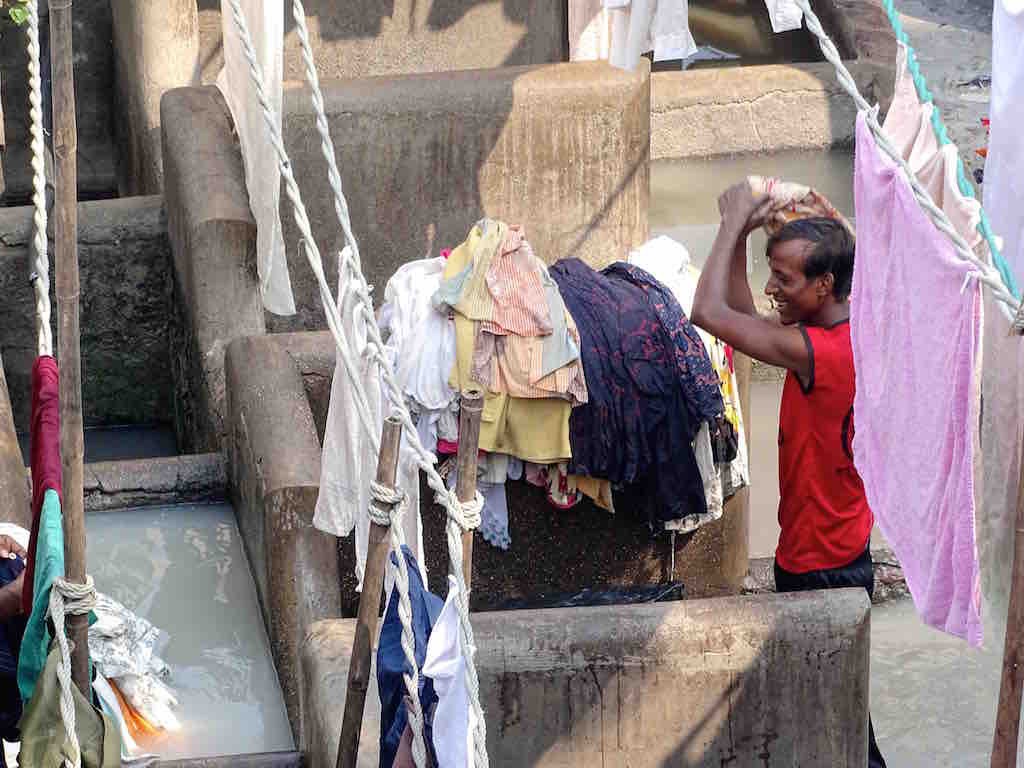 Un indien lave du linge a Mumbai en Inde