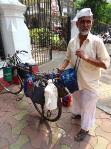 Un porteur de dabbawallahs a Mumbai en Inde