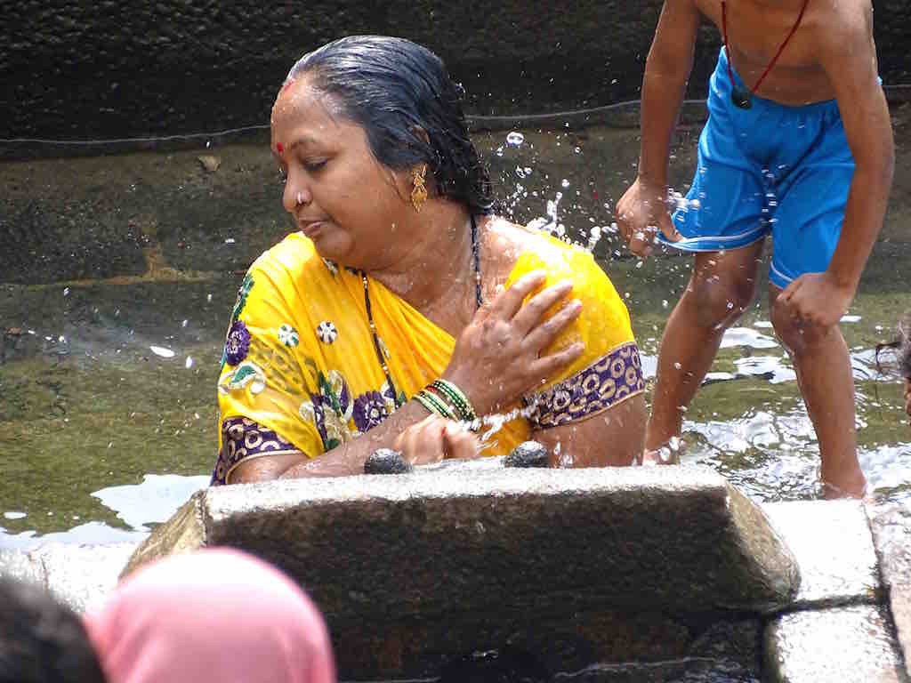 Une indienne se lave dans le bassin Banganga a Mumbai en Inde