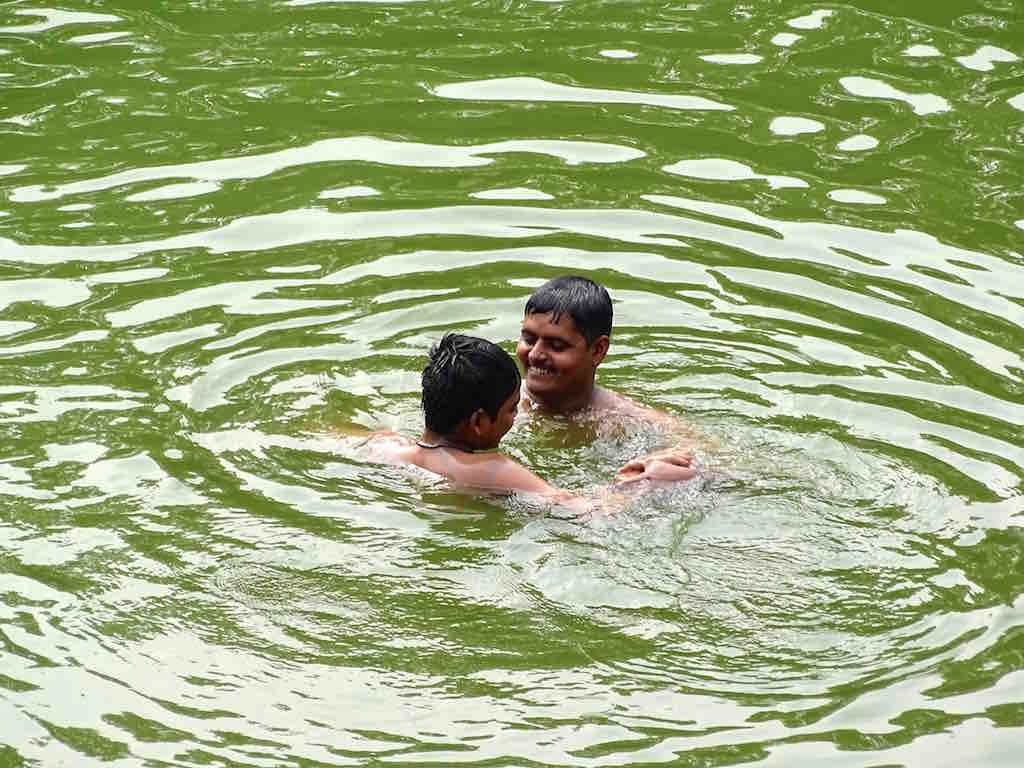 Des Indiens se baignent dans le bassin Banganga a Mumbai en Inde