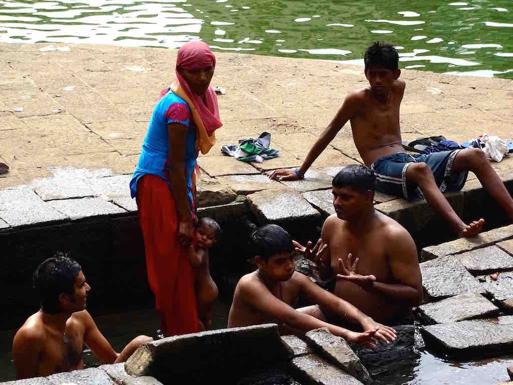 Des Indiens se baignent dans le bassin Banganga