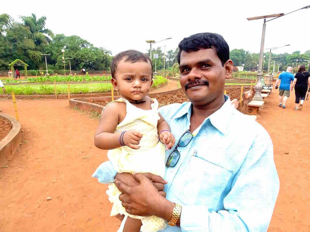 Un Indien et sa fille à Mumbai en Inde