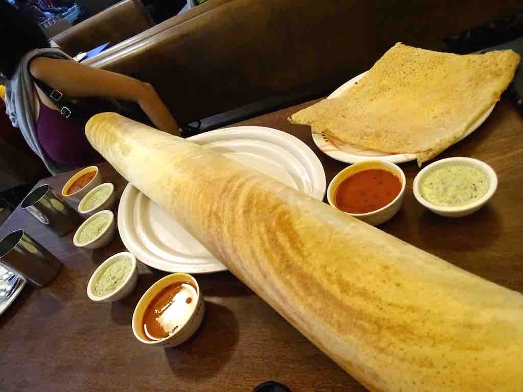 Un paper dosa dans un restaurant indien à Mumbai en Inde