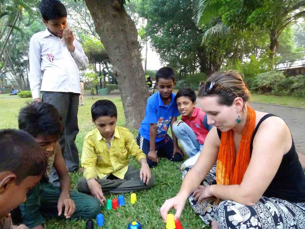 Une touriste joue avec des enfants indien à Mumbai en Inde