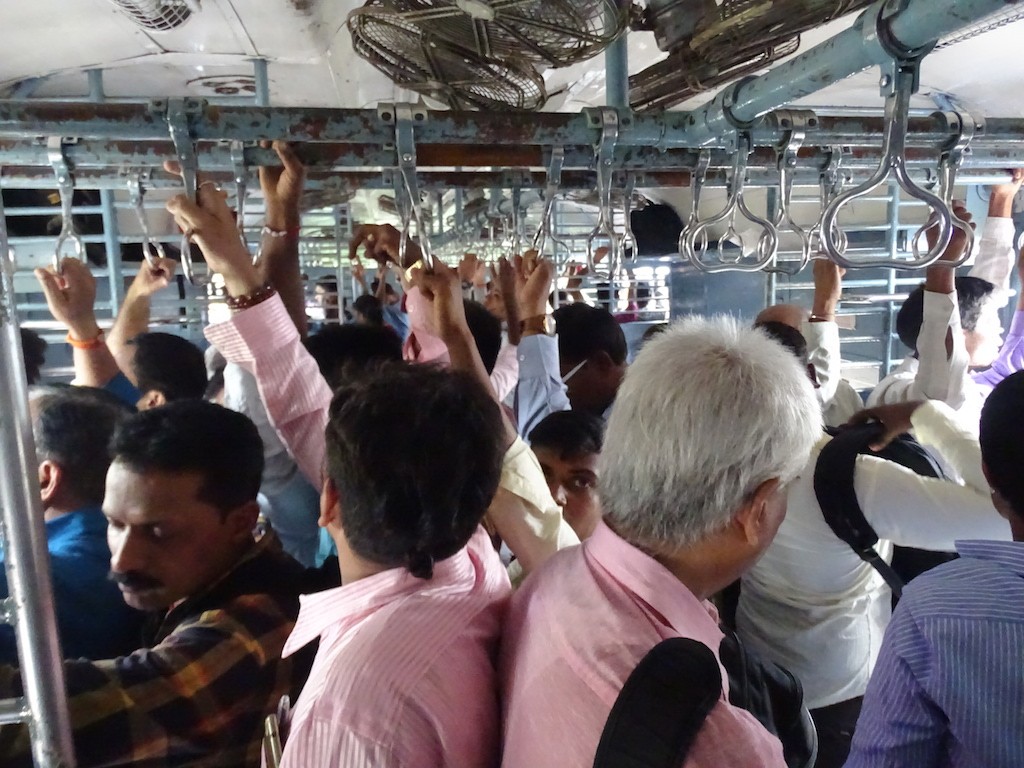 Photo dans un train de banlieue a Mumbai en inde