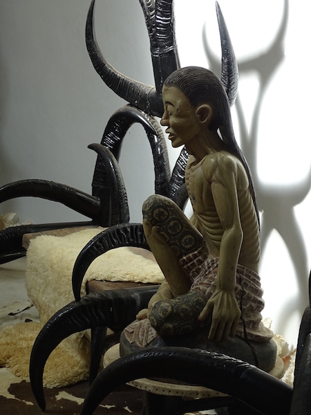 Statue dans la maison noire a chiang rai en thailande
