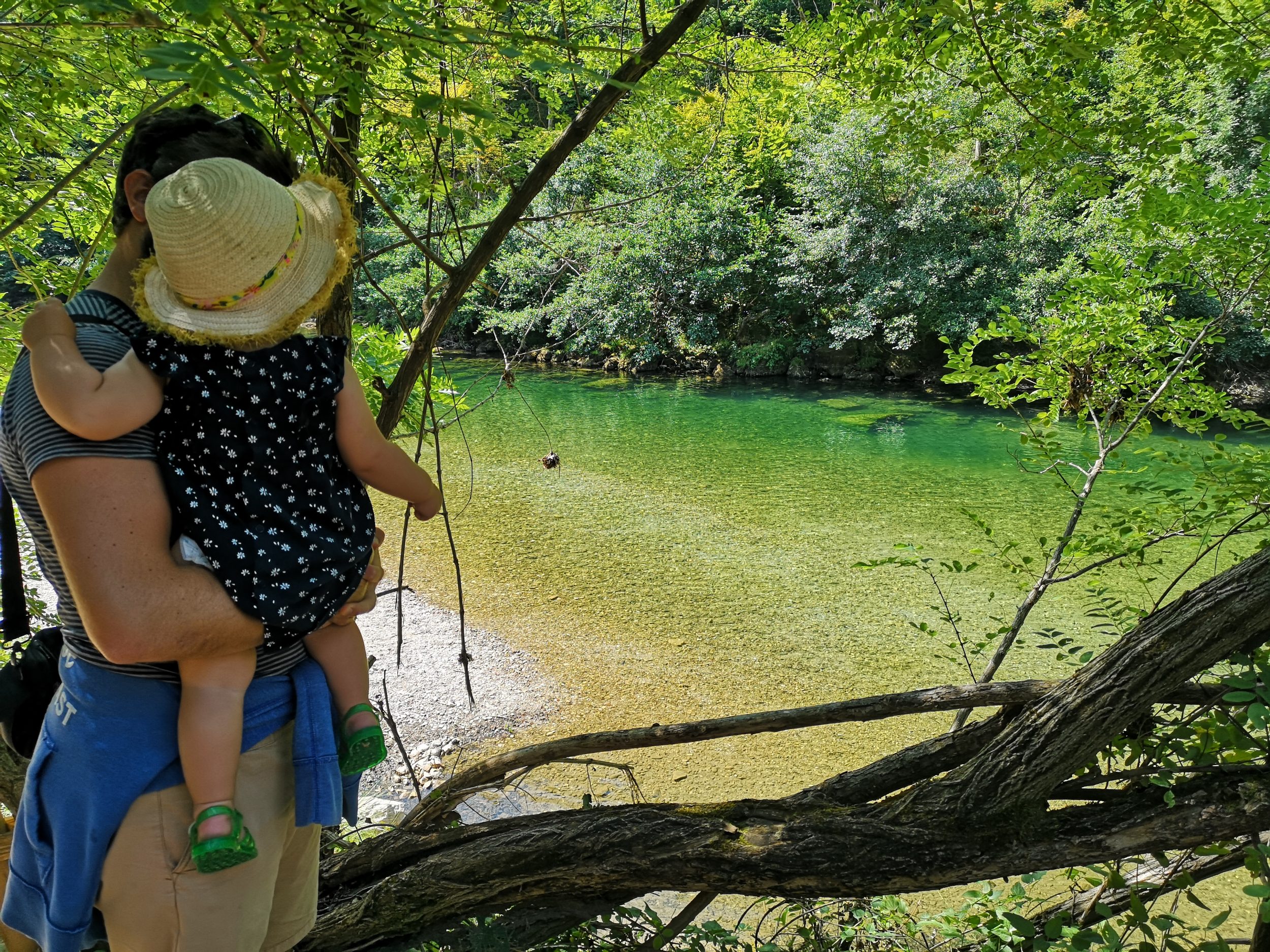 Un bebe et son papa devant le tarn