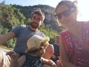 Une famille sur une barque sur le tarn