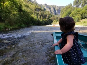 Un bébé sur une barque sur le tarn