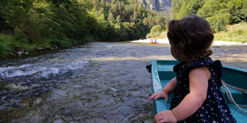 Un bébé sur une barque sur le tarn