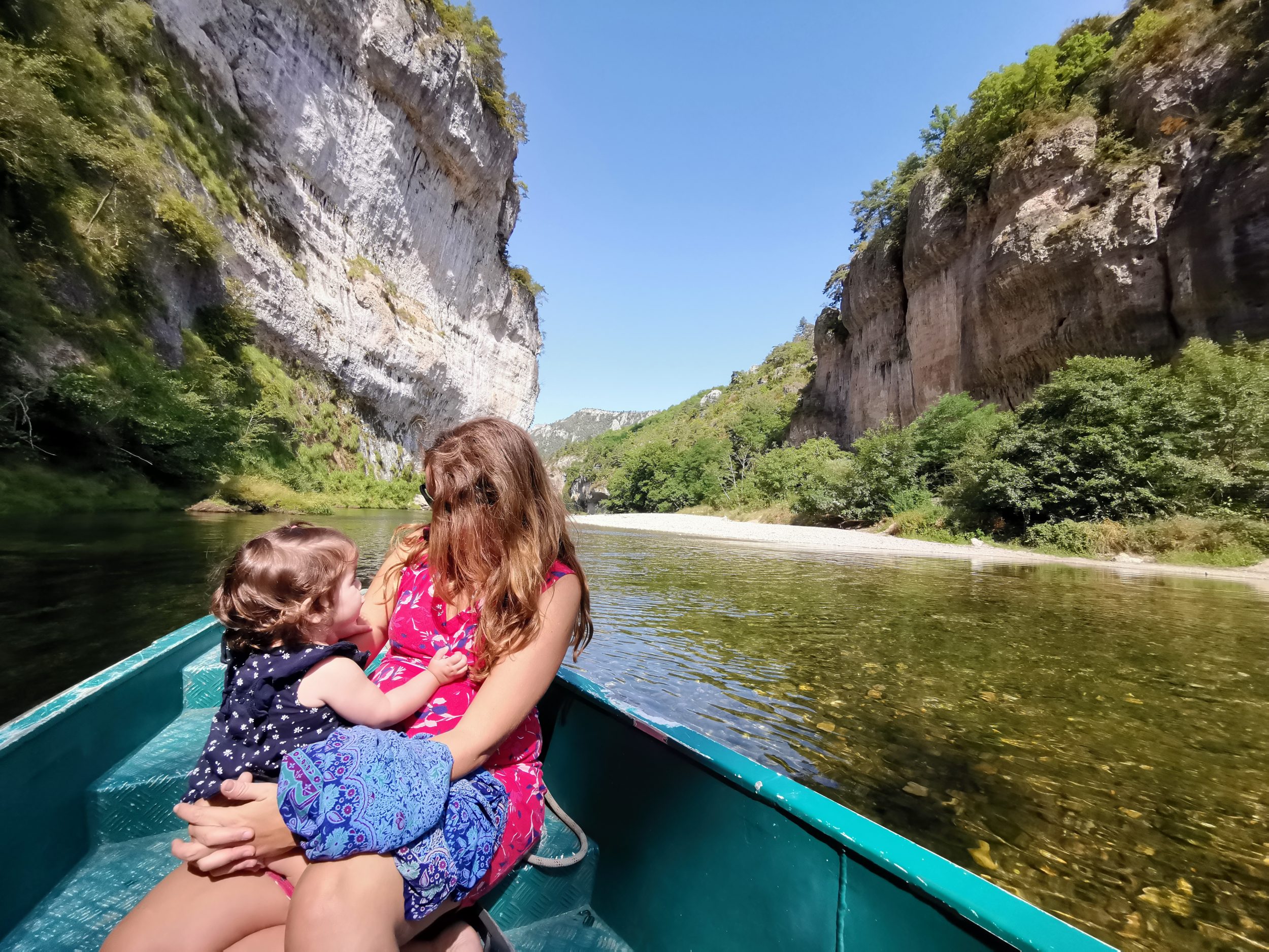 Une femme et son bebe sur une barque sur le tarn