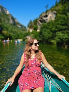 Une femme sur une barque sur le tarn