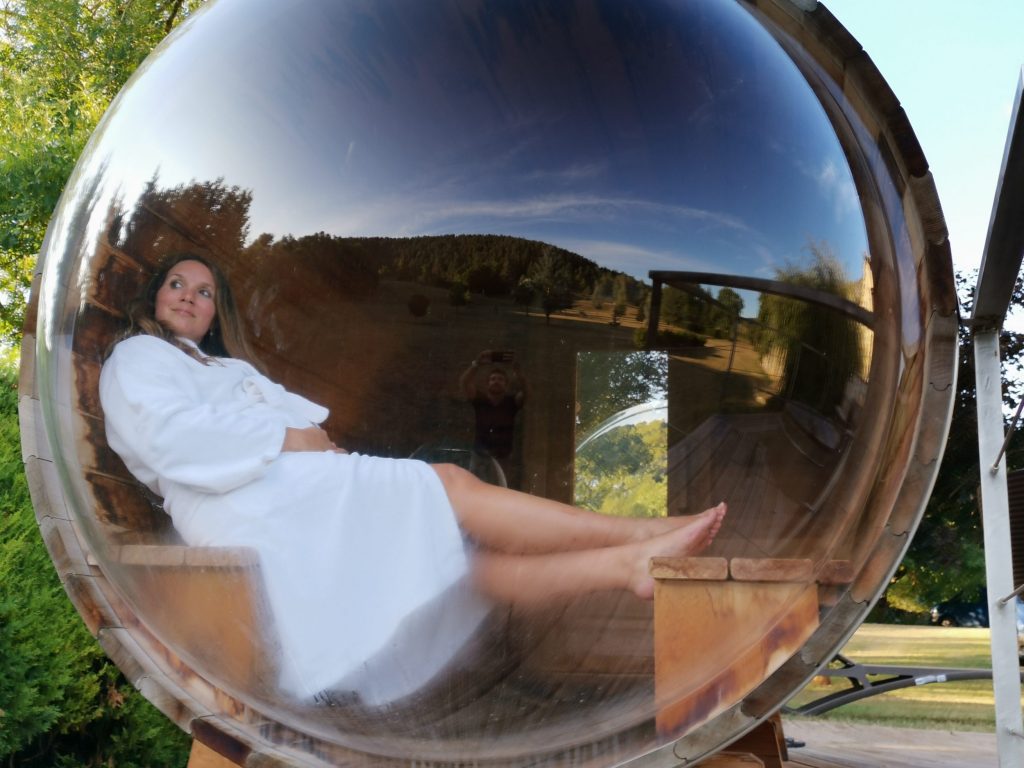 Une femme dans un sauna