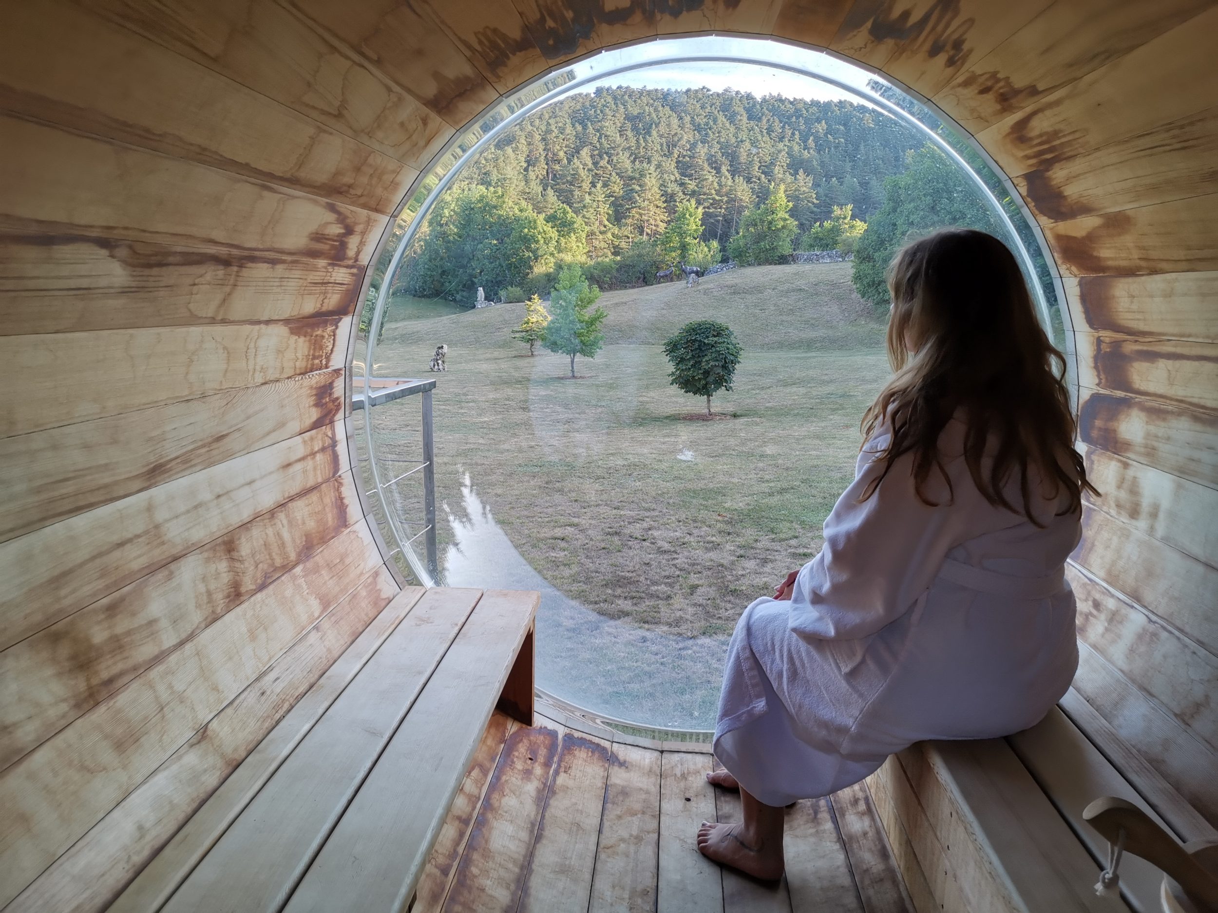 Une femme dans un sauna