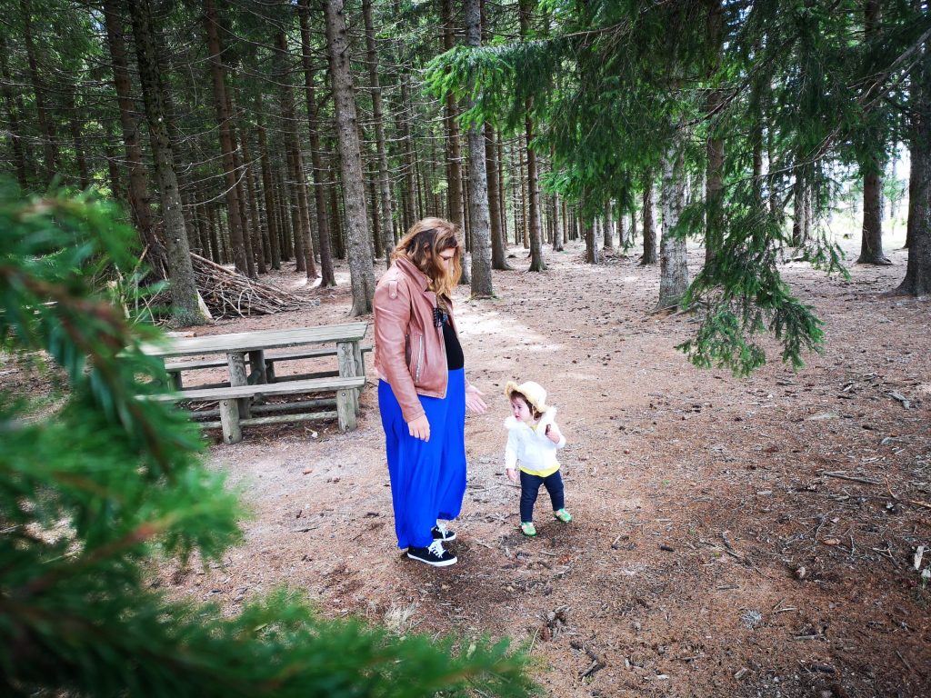Une femme et son bébé dans la forêt