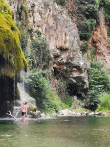 Un homme se baigne dans le Tarn