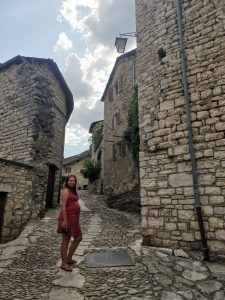 Une femme dans les rues de Sainte-Enimie en Lozère