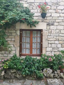 Dans les rues de Sainte-Enimie en Lozère
