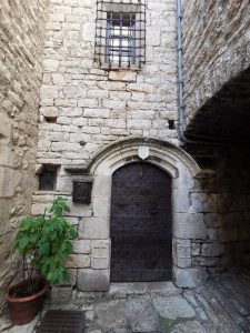 Dans les rues de Sainte-Enimie en Lozère