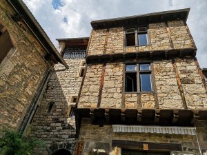 Dans les rues de Sainte-Enimie en Lozère
