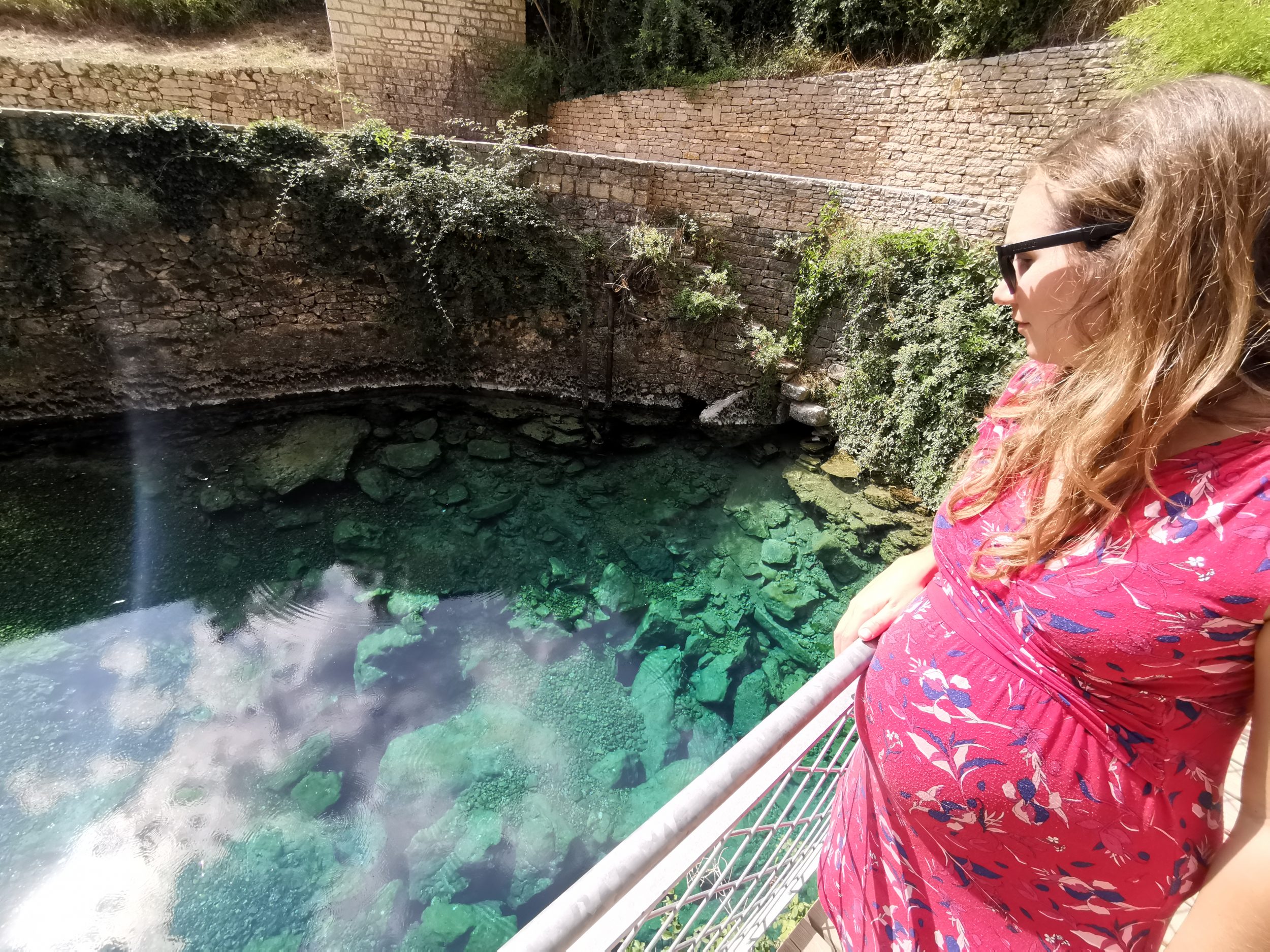 Une femme enceinte à la fontaine de Burle