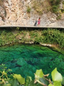 Une femme enceinte à la fontaine de Burle